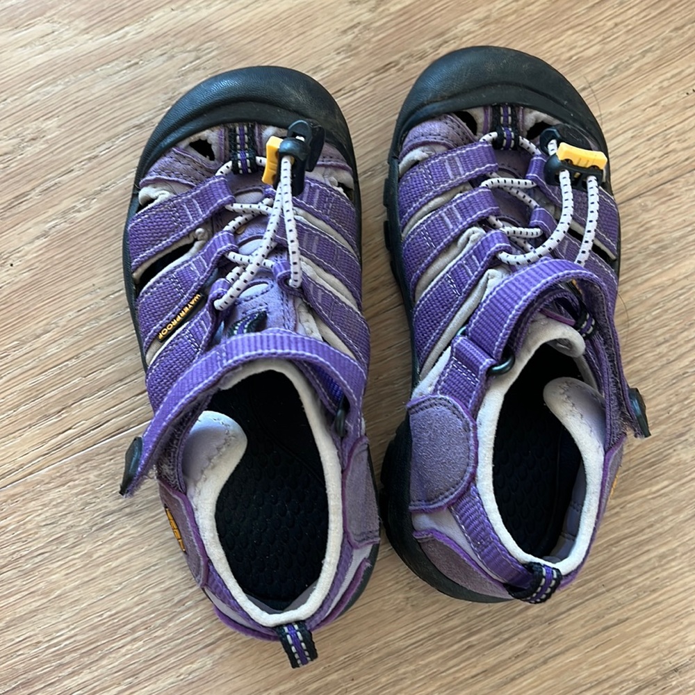 Keen size US 12. Great waterproof shoes for hiking or playing at the creek!